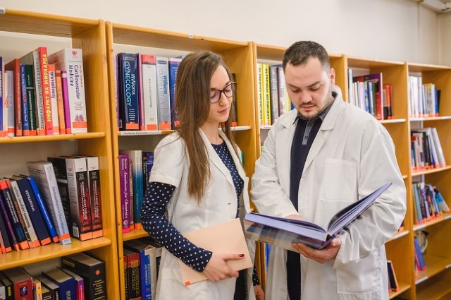 /BG/NewsImages/2023-%20Yanuari/Kurs-Himiq/_w/278208-fotosesiya-studenti-universitet_jpg.jpg