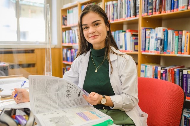 /BG/NewsImages/2023-%20Yanuari/Kurs-biologya-2023/_w/278206-fotosesiya-studenti-universitet_jpg.jpg