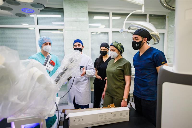 Студенти от 5-и курс в МУ-Варна приключиха обучението „Въведение в роботизираната хирургия“ 
